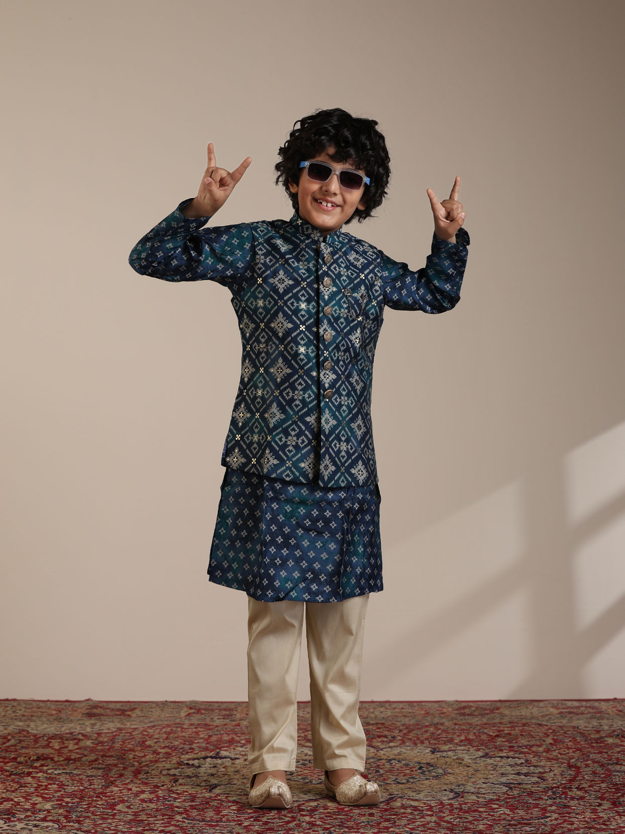 alt message - Manyavar Boys Boys Teal Blue Diamond Patterned Jacket Set image number 3